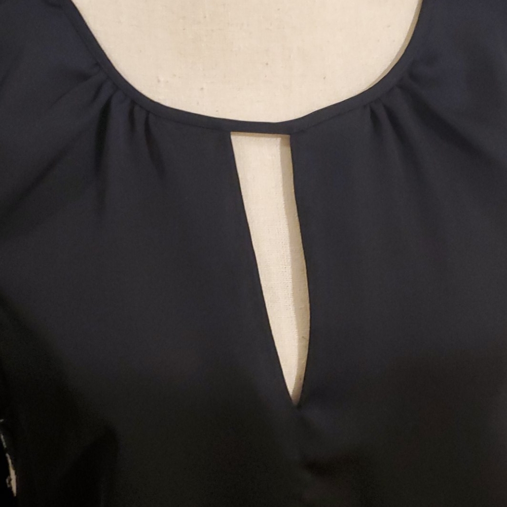 VENUS Black Keyhole front, lace sleeve long sleeve - Picture 2 of 6
